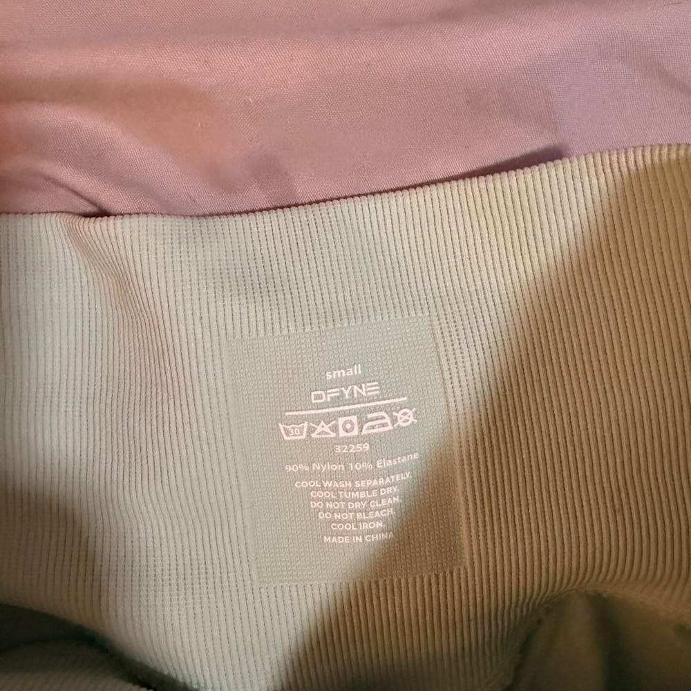 DFYNE Light Green Sports Bra and Leggings Set - Picture 2 of 2